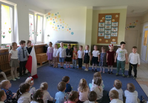 Dzieci z grupy Żabek recytuje wiersz.
