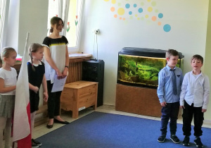 Dzieci z grupy Motyli mówią wierszyk.