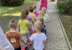 dzieci na spacerze