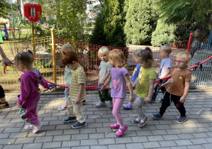 dzieci na spacerze