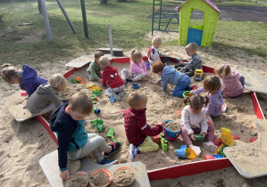 dzieci bawią się w piaskownicy