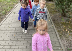 dzieci bawią się w piaskownicy