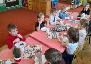 Dzieci siedzące przy stole podczas wigilii grupowej.