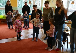 Zabawy muzyczno-ruchowe zorganizowane podczas zajęć otwartych w grupie Żabek.