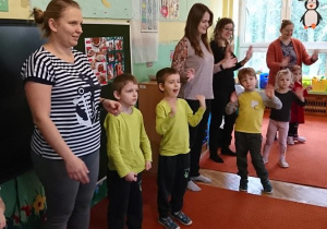 Zabawy muzyczno-ruchowe zorganizowane podczas zajęć otwartych w grupie Żabek.