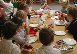 Zdjęcie przedstawiające zdrowe śniadanie w grupie Motyli.