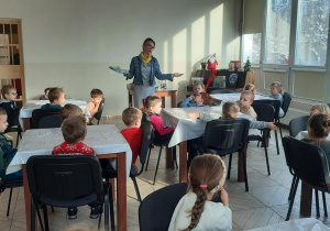 Zdjęcie przedstawiające dzieci podczas warsztatów bibliotecznych.