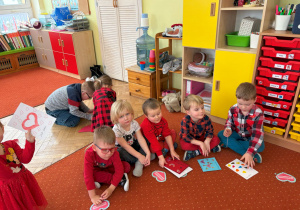 dzieci oglądają kartki walentynkowe