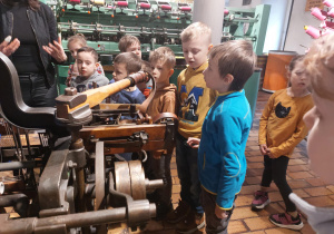 Dzieci oglądają stara maszynę