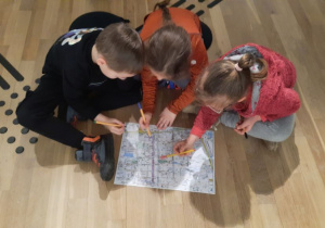Dzieci oglądają mapę