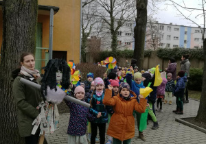 Dzieci z Marzanną stoją na chodniku