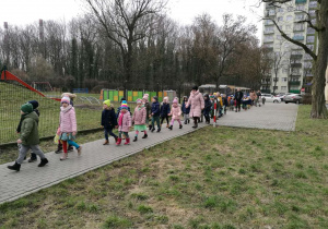 Dzieci spacerują z Marzanną