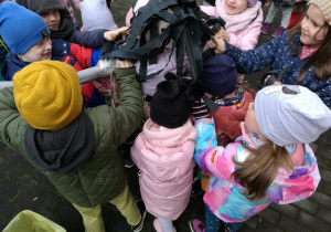 Dzieci rozbierają Marzannę na surowce wtórne