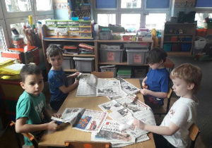 Dzieci wycinają z gazet