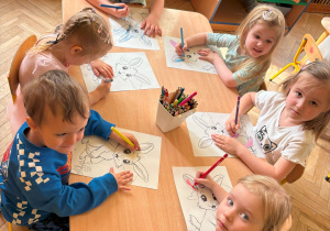 dzieci wykonują pracę przy stolikach