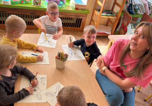 dzieci wykonują pracę przy stolikach
