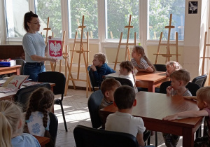 dzieci podczas zajęć w bibliotece