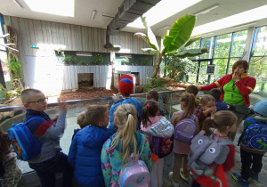 dzieci na wycieczce w ZOO