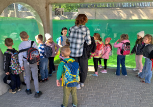 dzieci podczas wycieczki do ZOO
