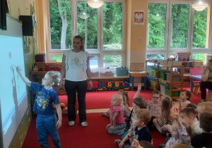 Chłopiec wykonuje zadanie na tablicy interaktywnej.