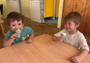 dzieci jedzą lody