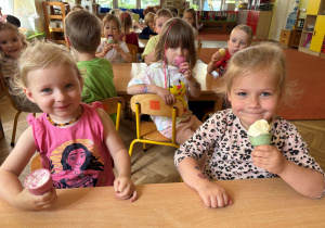 dzieci jedzą lody