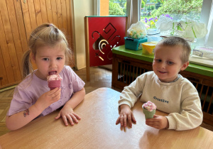 dzieci jedzą lody
