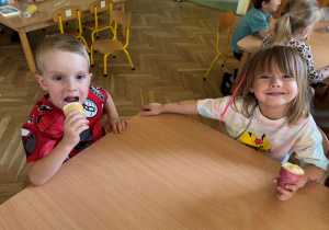 dzieci jedzą lody