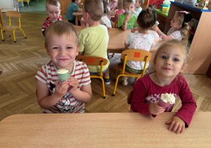 dzieci jedzą lody