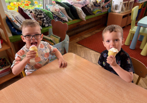 dzieci jedzą lody