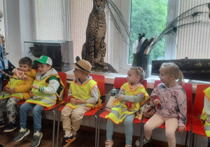 dzieci w zoo