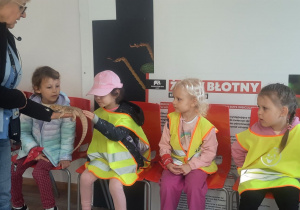 dzieci w zoo