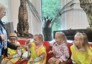 dzieci w zoo