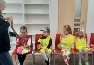 dzieci w zoo