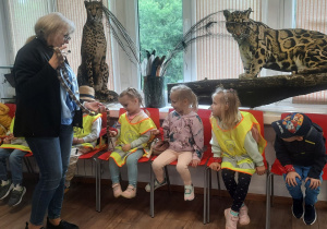 dzieci w zoo