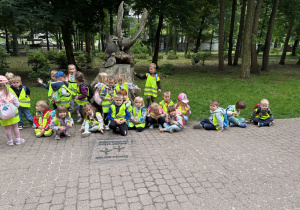 dzieci w zoo