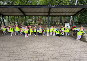 dzieci w zoo