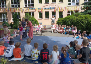 dzieci podczas odbierania nagród