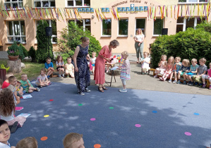 dzieci podczas odbierania nagród