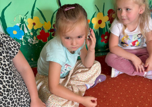 aktywności w grupie żabek w ramach zajęć "Wspomnienie wakacji"