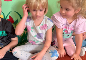 aktywności w grupie żabek w ramach zajęć "Wspomnienie wakacji"