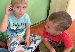 aktywności w grupie żabek w ramach zajęć "Wspomnienie wakacji"