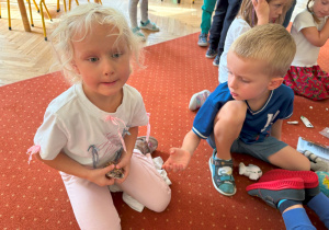 aktywności w grupie żabek w ramach zajęć "Wspomnienie wakacji"