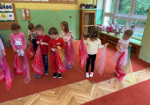 Dzieci przygotowują się do tańca z kolorowymi chustami