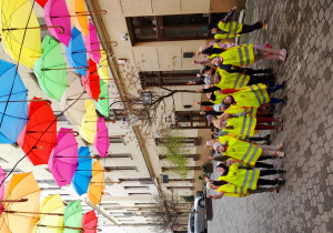 Gr. Żabek pozuje pod kolorowymi parasolkami