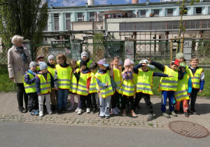 Dzieci stoją na chodniku przed dawną elektrociepłownią EC -2.