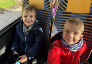 dzieci siedzą w autokarze