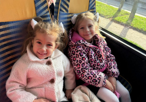 dzieci siedzą w autokarze