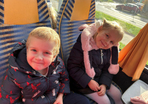 dzieci siedzą w autokarze