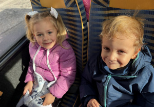 dzieci siedzą w autokarze